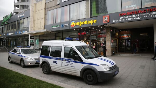 Полицейские автомобили у здания на улице Новый Арбат, где находится радиостанция Эхо Москвы