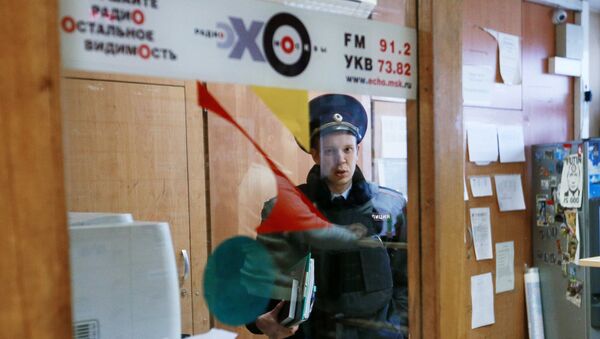 Сотрудник правоохранительных органов в студии радиостанции Эхо Москвы. 23 октября 2017