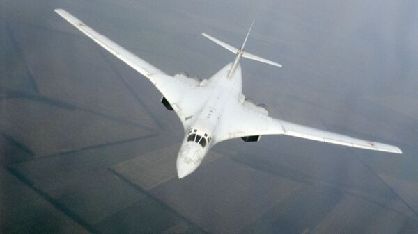 Сверхзвуковой стратегический бомбардировщик Ту-160 в воздухе. Архивное фото