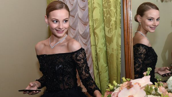 Внучка актера Евгения Евстигнеева Софья Евстигнеева (22 года) перед началом бала дебютанток журнала Tatler в Колонном зале Дома Союзов