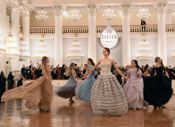 Дебютантки танцуют на балу дебютанток журнала Tatler в Колонном зале Дома Союзов. В центре — Элеонора Севенард