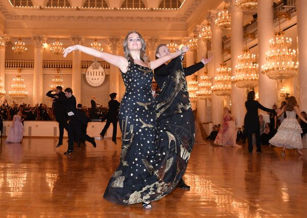 Алина Новак танцует на балу дебютанток журнала Tatler в Колонном зале Дома Союзов