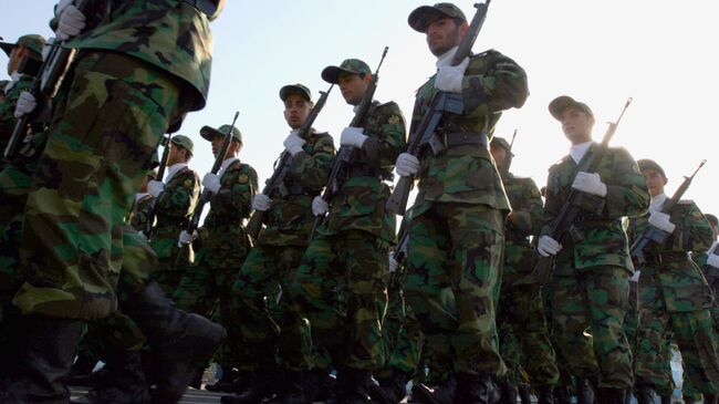 Солдаты Корпуса стражи исламской революции (КСИР) во время военного парада в Тегеране. Архивное фото