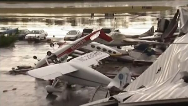 Перевернутые самолеты, машины и разрушенные здания: последствия шторма в США