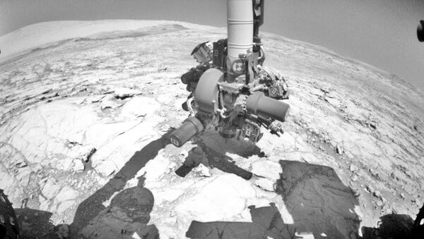 Первые кадры пробного бурения, которое осуществил марсоход Curiosity после поломки его бура