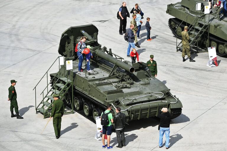 Посетители у 240-мм самоходного миномёта 2С4 Тюльпан Посетители у 240-мм самоходного миномёта 2С4 Тюльпан