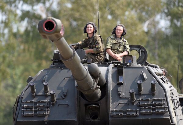 Военнослужащие российской армии на самоходной артиллерийской установке (САУ) Мста-С Военнослужащие российской армии на самоходной артиллерийской установке (САУ) Мста-С