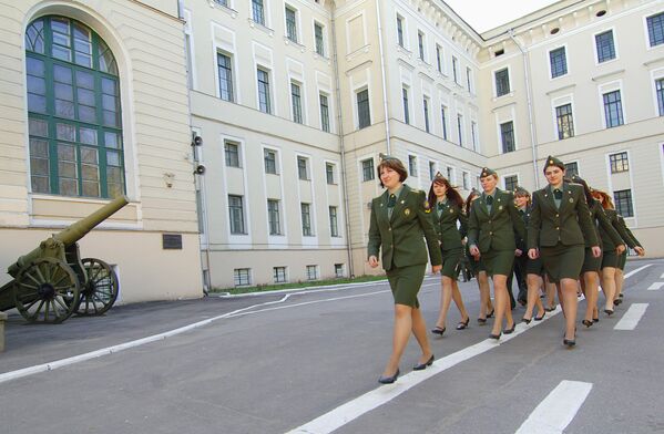 Девушки-курсанты на территории Военной академии РВСН имени Петра Великого