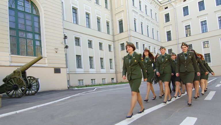 Девушки-курсанты на территории Военной академии РВСН имени Петра Великого