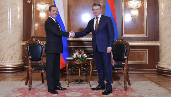 Дмитрий Медведев и премьер-министр Армении Карен Карапетян во время встречи. 24 октября 2017