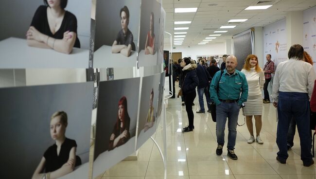 Специальный фотокорреспондент МИА Россия сегодня, победитель World Press Photo - 2016 в номинации Спортивные истории Владимир Песня на открытии выставки победителей МКФ имени Андрея Стенина в Краснодар