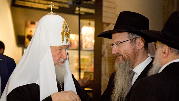 Патриарх Кирилл и главный раввин России Берл Лазар во время посещения Еврейского музея и центра толерантности