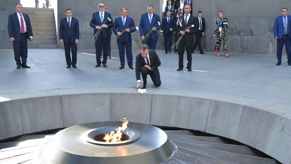 Дмитрий Медведев возлагает цветы к вечному огню в мемориальном комплексе Цицернакаберд в Ереване. 24 октября 2017
