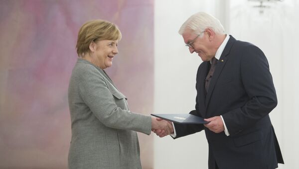 Президент ФРГ Франк-Вальтер Штайнмайер вручил увольнительную грамоту канцлеру Германии Ангеле Меркель, Берлин. 24 октября 2017