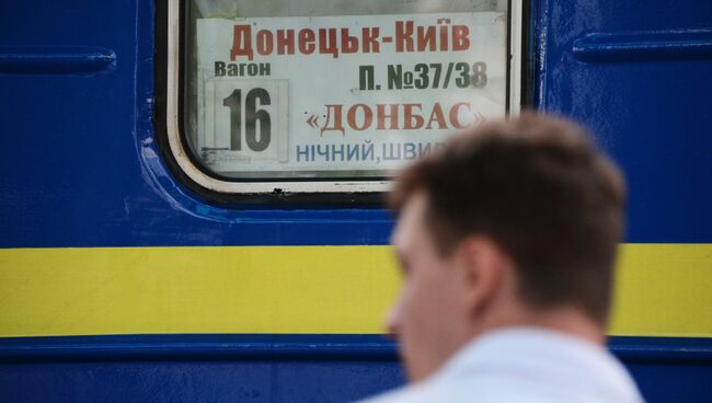 Мужчина у вагона поезда, который следует по маршруту Донецк - Киев