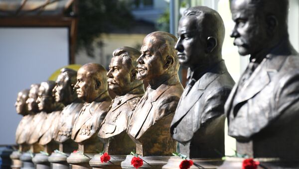 Бюсты видных политических деятелей на Аллее Правителей ХХ века в Москве. Архивное фото