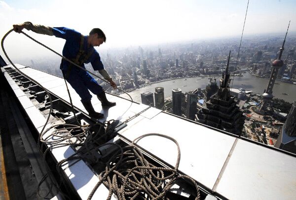 Третий по высоте в мире небоскреб открылся в четверг в китайской экономической столице Шанхае, сообщает агентство Синьхуа