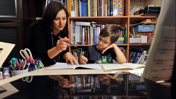 Мама и ребенок делают домашнее задание. Архивное фото