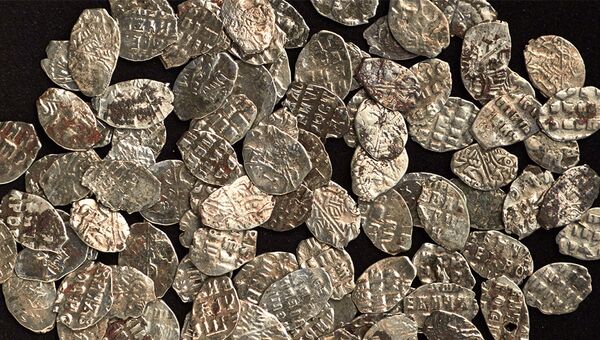 Клад из 97 монет времен Петра I обнаружили на Нижней Радищевской улице во время работ по программе Моя улица, Москва. 25 октябяря 2017