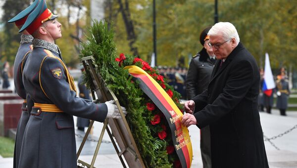 Президент Германии Франк-Вальтер Штайнмайер на церемонии возложения венков к Могиле Неизвестного Солдата в Александровском саду Москве. 25 октября 2017