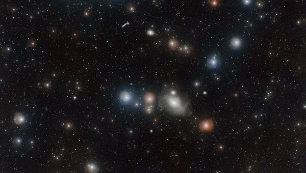 Галактика NGC 1317, лицо бога, и ее ближайшие соседи по скоплению галактик в созвездии Печи
