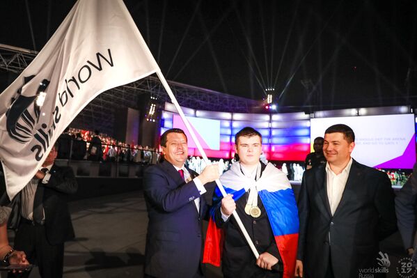Передача флага международного движения WorldSkills Константину Ларину, завоевавшему золотую медаль чемпионата в компетенции Веб-дизайн