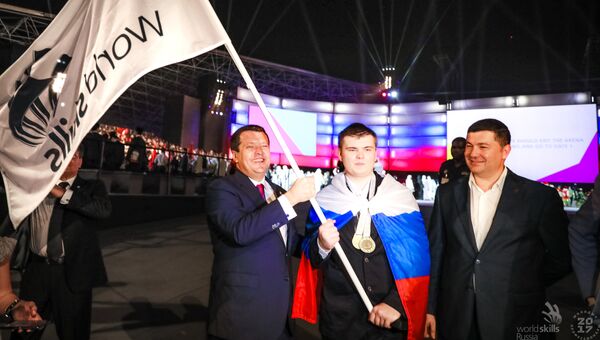 Передача флага международного движения WorldSkills Константину Ларину, завоевавшему золотую медаль чемпионата в компетенции Веб-дизайн