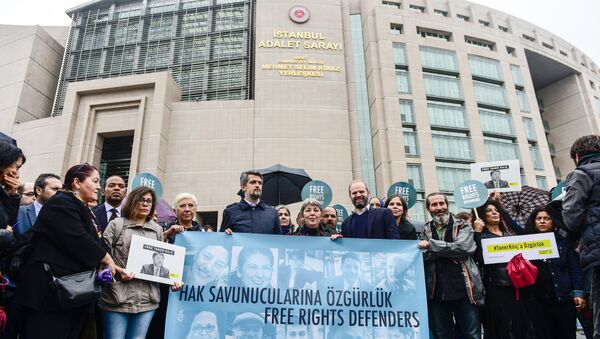 Протестующие с плакатом Свободные правозащитники перед судом, в котором идет слушание по 11 активистам Amnesty International, Стумбул. 25 октября 2017