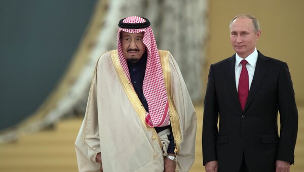 Президент РФ Владимир Путин и король Саудовской Аравии Сальман Бен Абдель Азиз Аль Сауд во время встречи