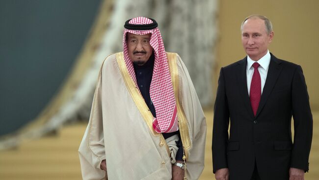 Президент РФ Владимир Путин и король Саудовской Аравии Сальман Бен Абдель Азиз Аль Сауд. Архивное фото