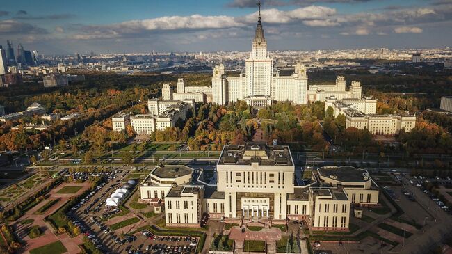 Главное здание МГУ в Москве. Архивное фото