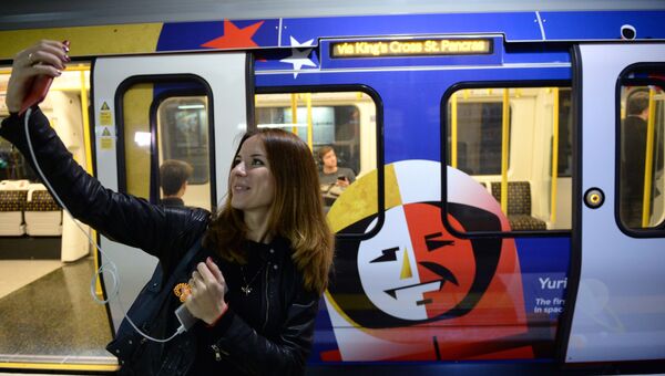 Девушка на фоне тематического поезда Сердце России на станции Бейкер-стрит лондонского метро