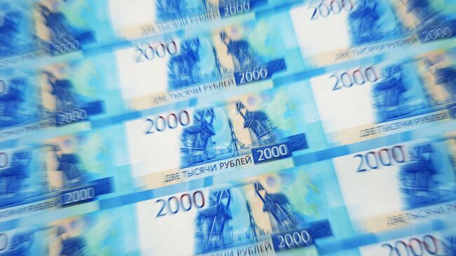Листы с денежными купюрами номиналом 2000 рублей. Архивное фото.