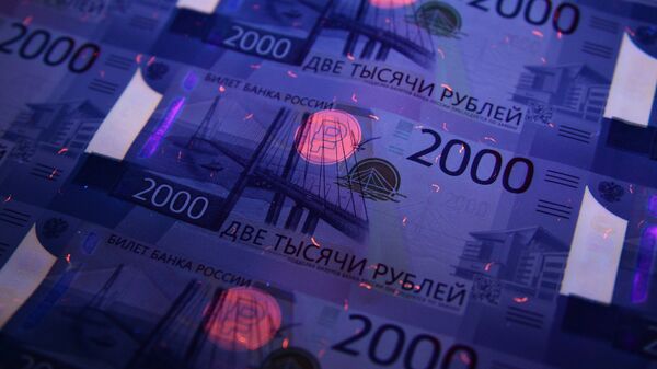 Листы с денежными купюрами номиналом 2000 рублей