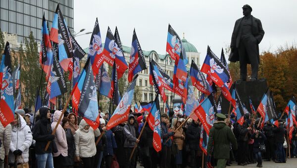 Участники митинга, посвященного празднованию Дня флага, на площади Ленина в Донецке. 25 октября 2017
