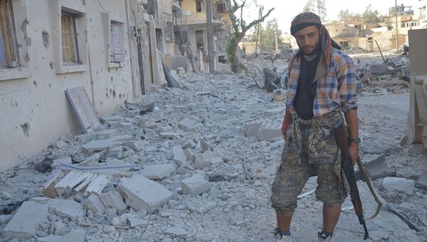 Боец Демократических сил Сирии в Ракке. архивное фото