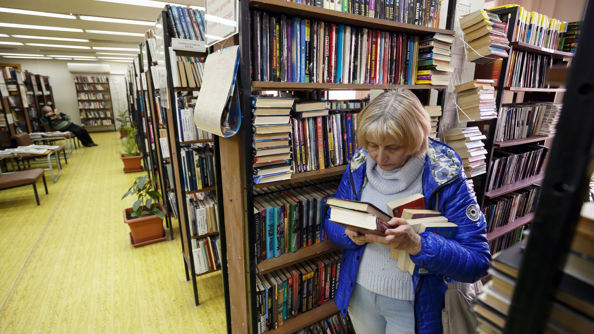 Посетительница в Волгоградской библиотеке - РИА Новости, 1920, 30.08.2021