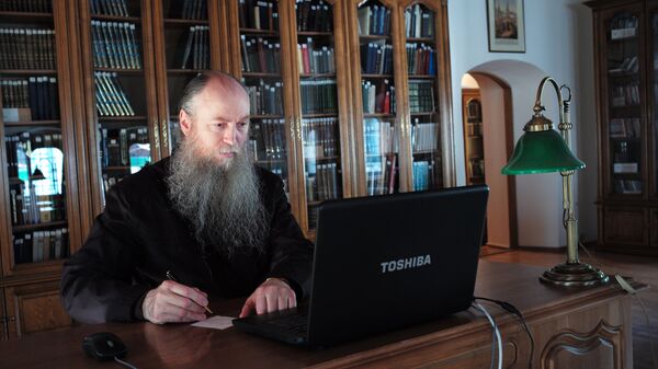 Священнослужитель за компьютером в библиотеке Свято-Троицкой Сергиевой Лавры