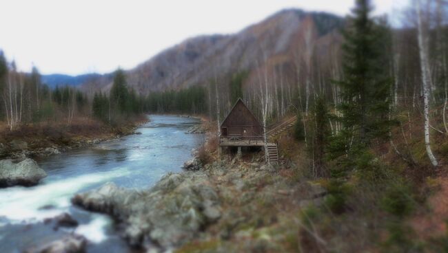 Турбаза Снежный барс на реке Большой Казыр в Хакасии. Архивное фото