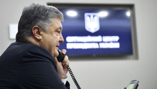Президент Украины Петр Порошенко во время телефонного разговора с Ахтемом Чийгозом и Ильми Умеровым. 26 октября 2017