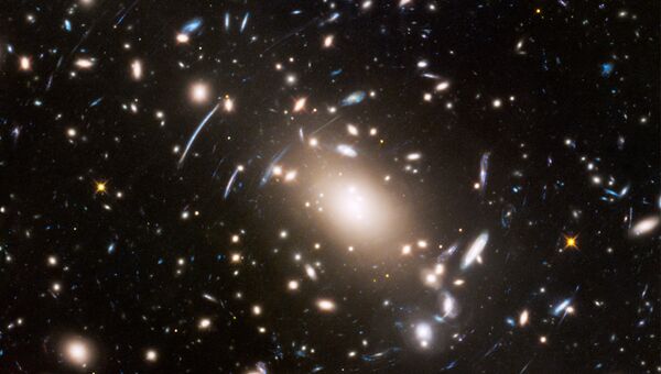 Скопление галактик Abell S1063 в созвездии Цапли, где ученые нашли аномалии в поведении темной материи