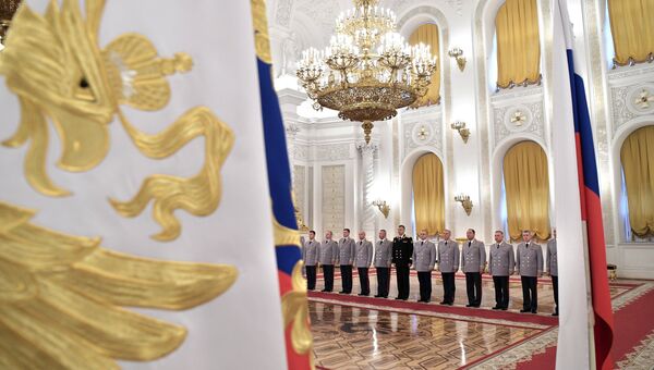 Офицеры в Георгиевском зале Большого Кремлёвского дворца перед началом церемонии представления президенту РФ Владимиру Путину. 26 октября 2017