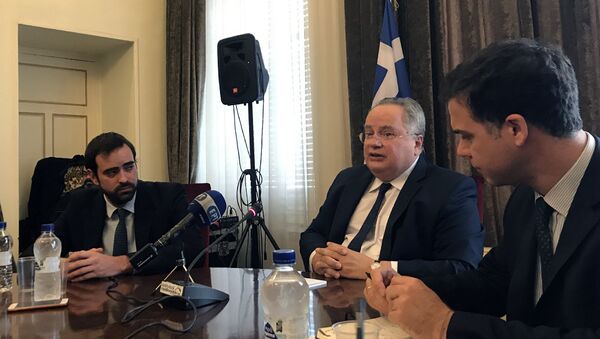 Министр иностранных дел Греции Никос Котзиас во время пресс-конференциив Афинах. 26 октября 2017