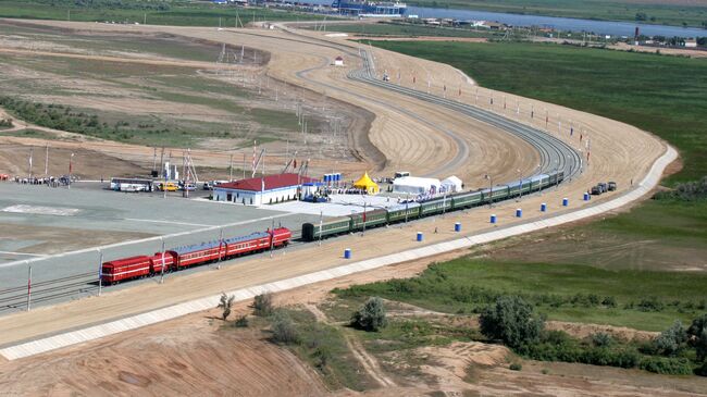 Движение поездов на железнодорожном участке Яндыки-Оля (Астраханская область) - часть международного транспортного коридора Север-Юг. Архивное фото