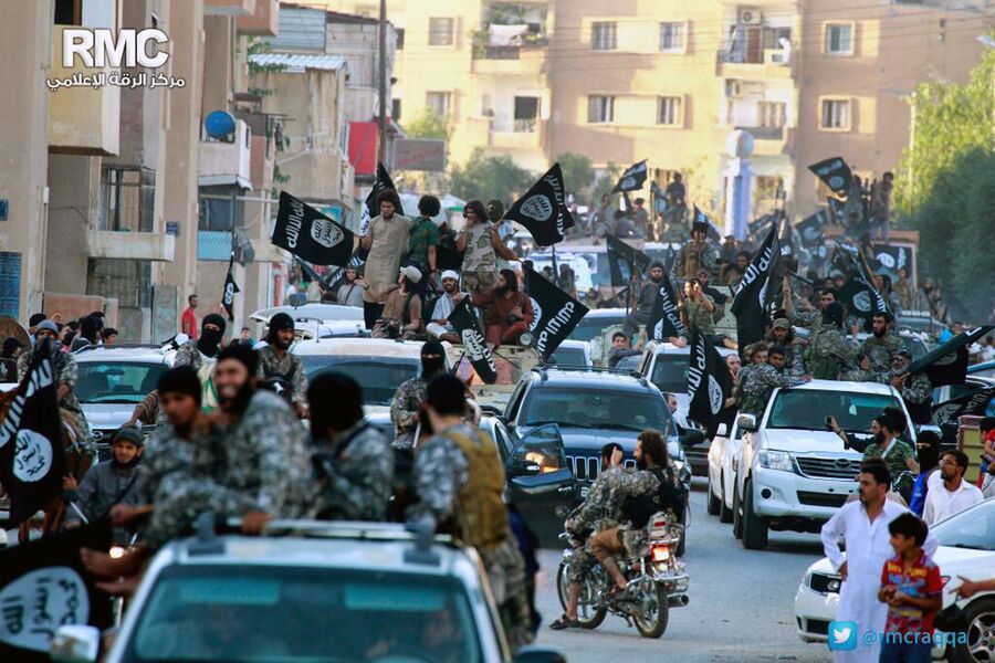 Боевики террористической группировки Исламское государство (ИГ, запрещена в РФ) в городе Ракка, Сирия