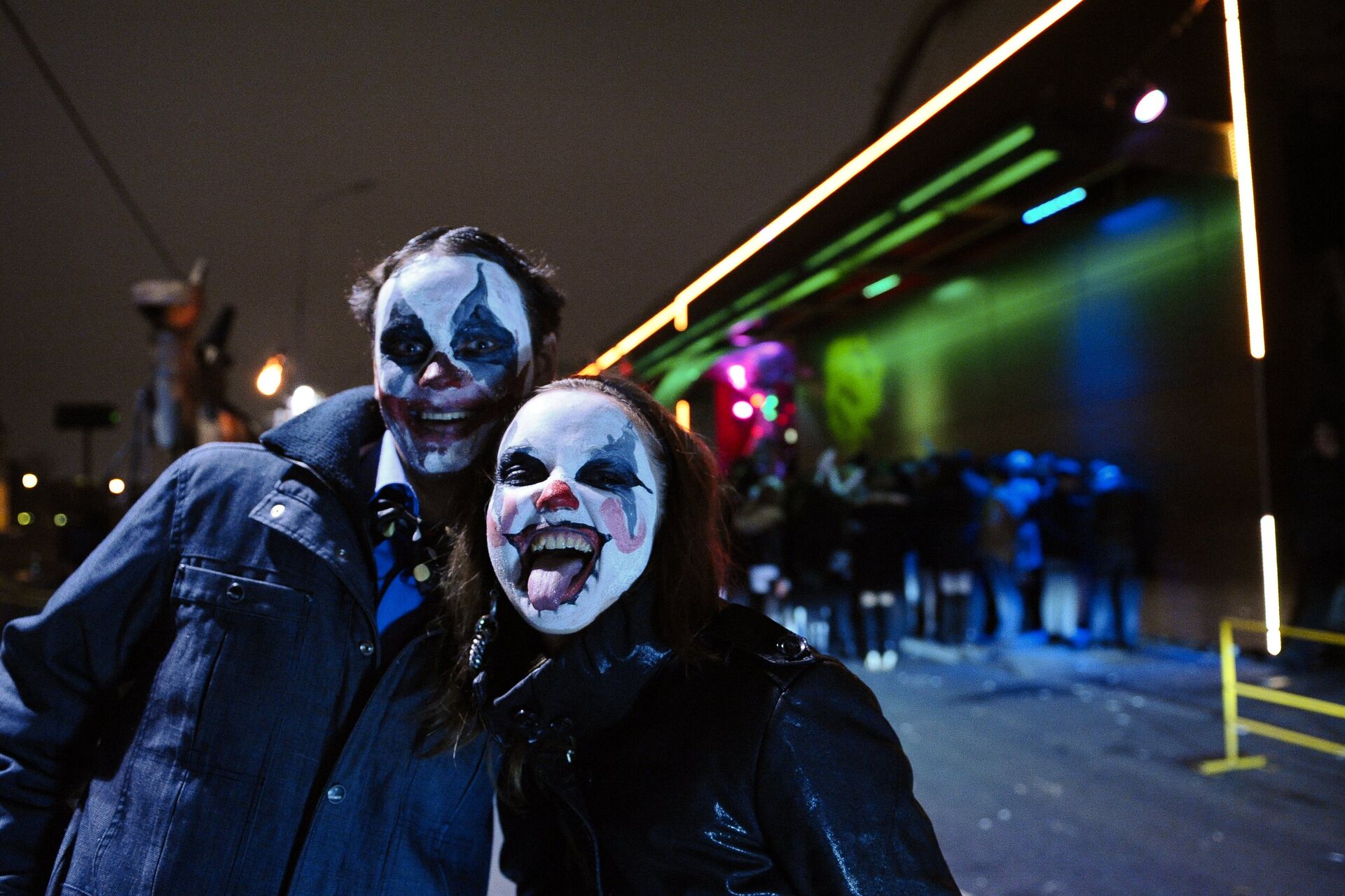 Молодые люди в гриме во время празднования Хэллоуина в Москве - РИА Новости, 1920, 29.10.2020