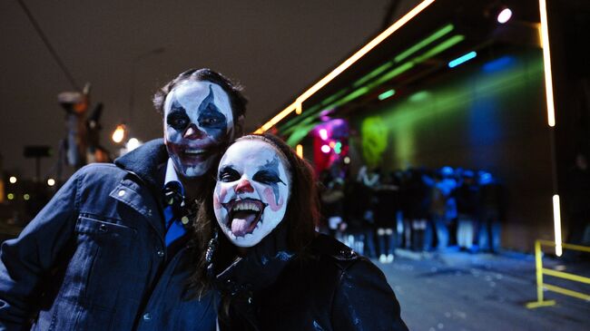 Молодые люди в гриме во время празднования Хэллоуина в Москве. Архивное фото
