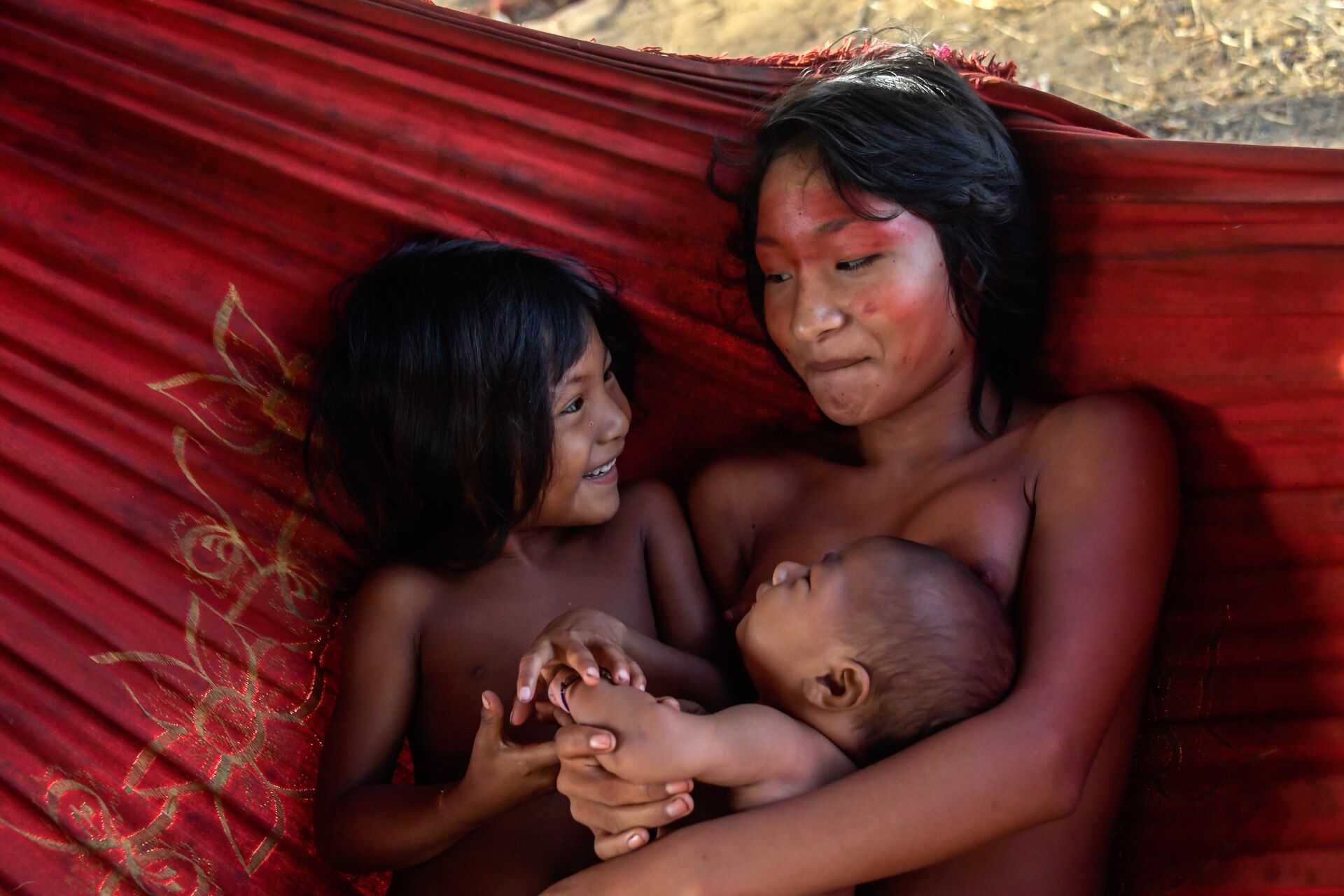 Женщина и дети племени Ваямпи в бразильском штате Амапа - РИА Новости, 1920, 28.10.2021