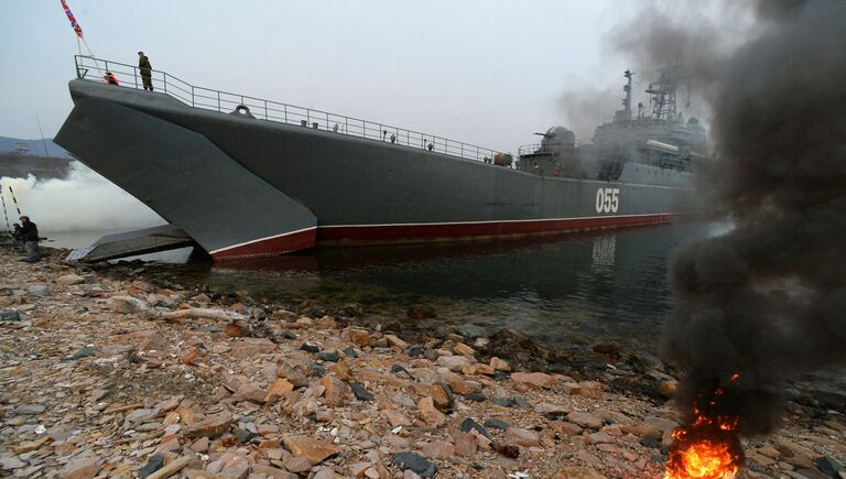 Погрузка боевой техники и военнослужащих России и Индии на борт корабля Адмирал Невельской в рамках международных российско-индийских учений Индра - 2017 во Владивостоке. 26 октября 2017