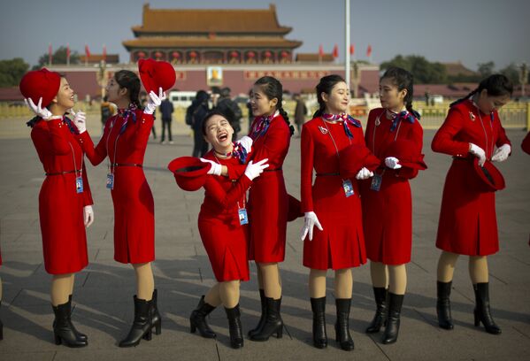Девушки на площади Тяньаньмэнь до церемонии закрытия 19-го съезда Коммунистической партии в Пекине. 24 октября 2017 года